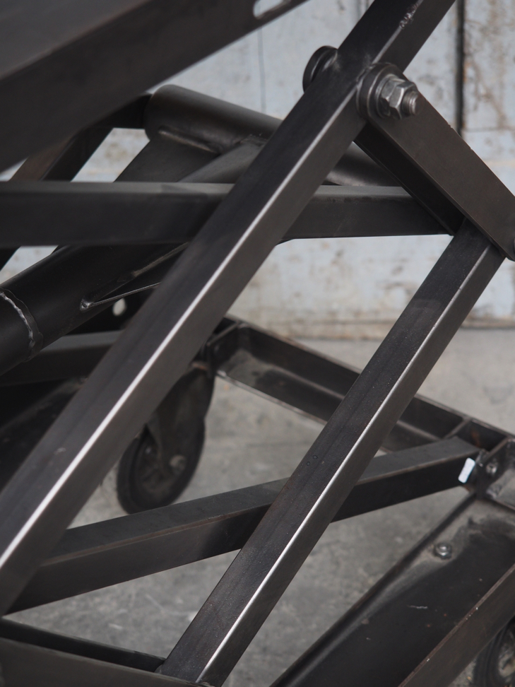 Ancienne table elevatrice d'atelier console ou table basse – Image 9