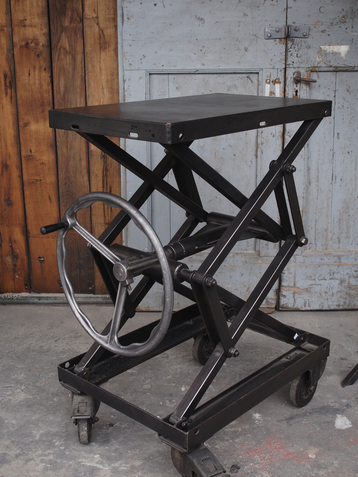 Ancienne table elevatrice d'atelier console ou table basse – Image 11