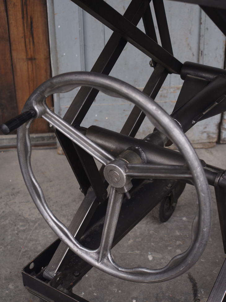 Ancienne table elevatrice d'atelier console ou table basse – Image 12