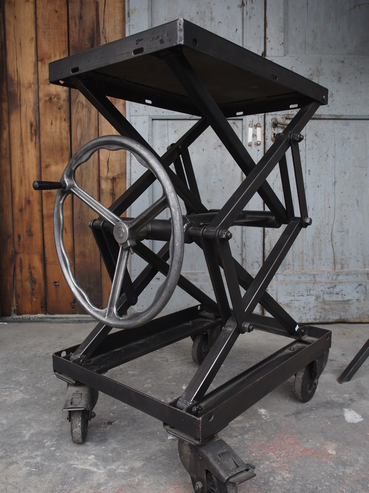 Ancienne table elevatrice d'atelier console ou table basse – Image 14