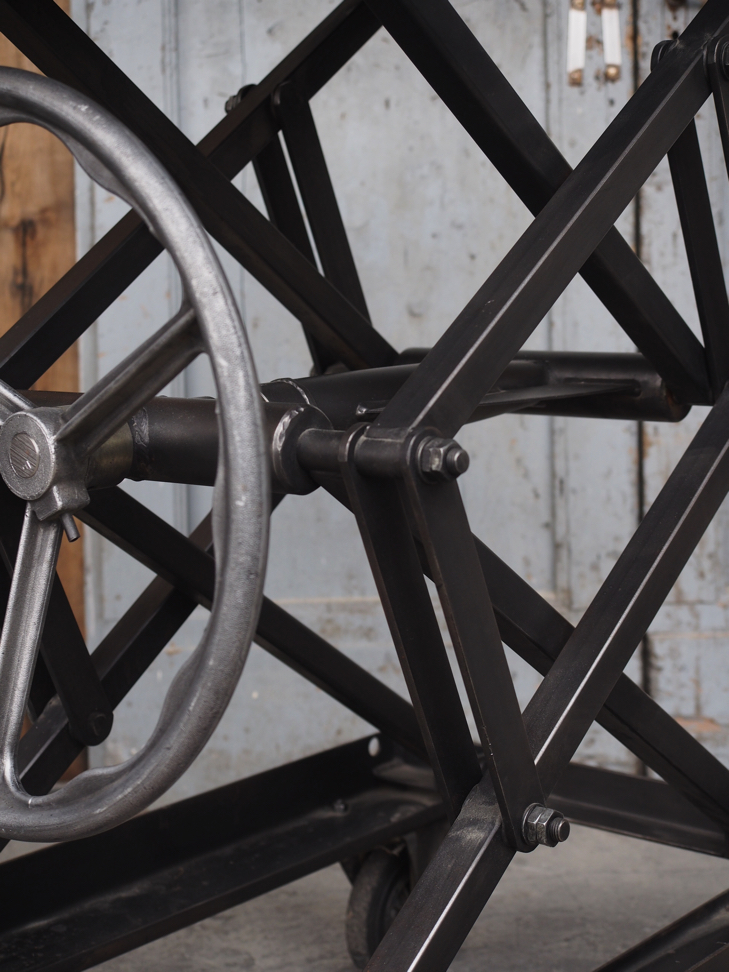 Ancienne table elevatrice d'atelier console ou table basse – Image 15