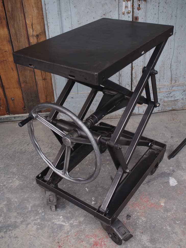 Ancienne table elevatrice d'atelier console ou table basse – Image 16