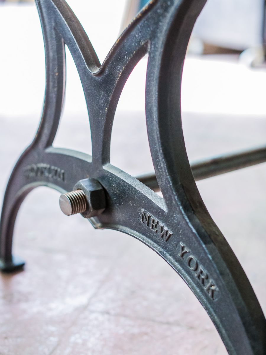 table industrielle plateau chene massif pietement fonte New York – Image 14