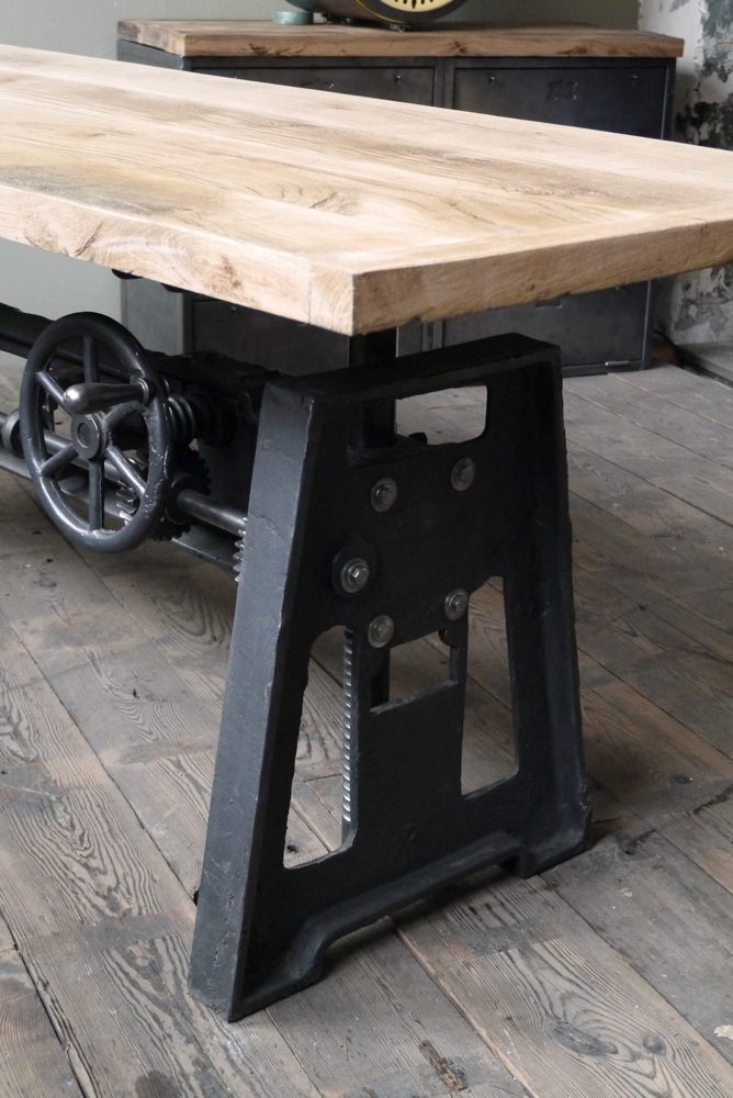 grande table industrielle plateau chene massif pietement fonte systeme monte et baisse – Image 5