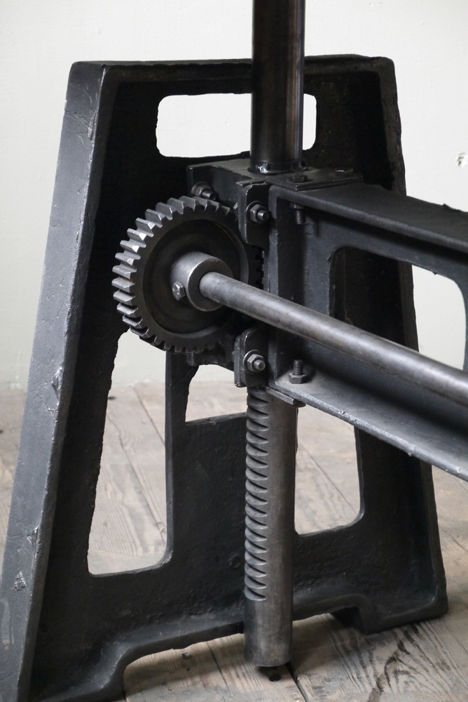 grande table industrielle plateau chene massif pietement fonte systeme monte et baisse – Image 7