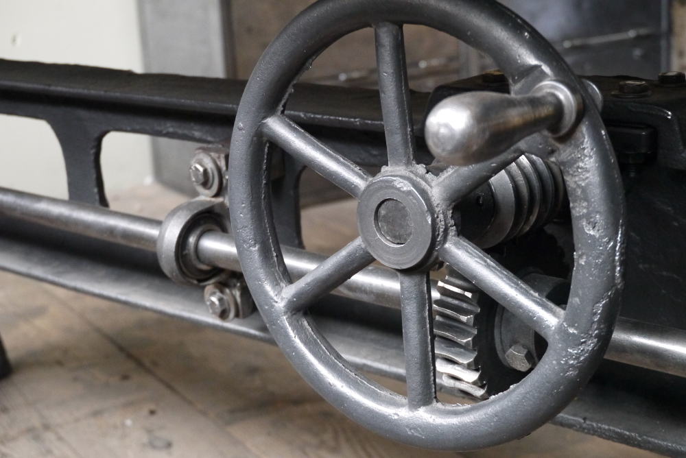 grande table industrielle plateau chene massif pietement fonte systeme monte et baisse – Image 8