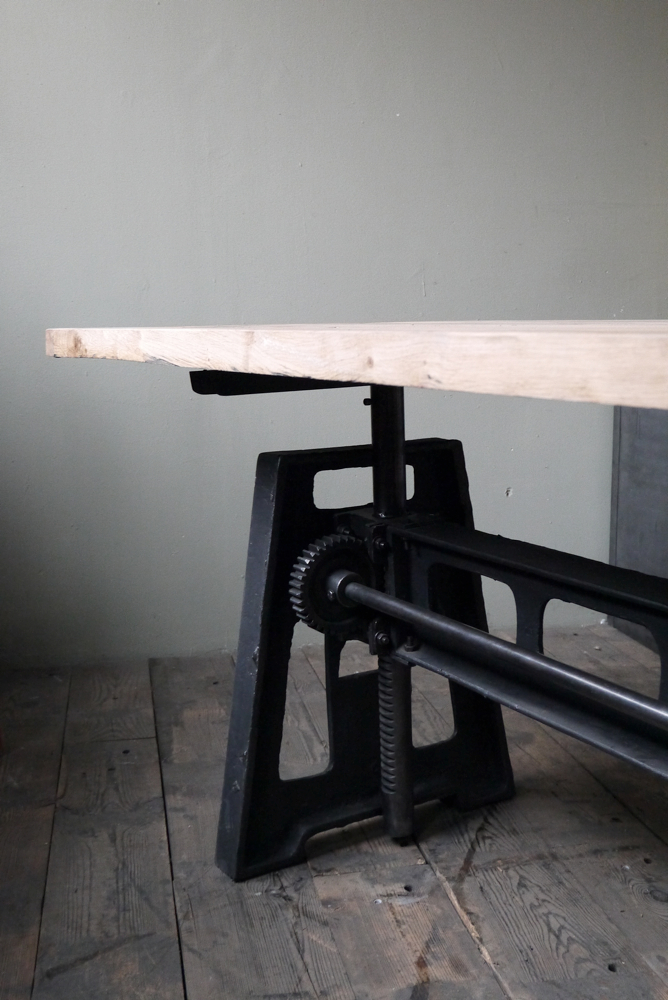 grande table industrielle plateau chene massif pietement fonte systeme monte et baisse – Image 9