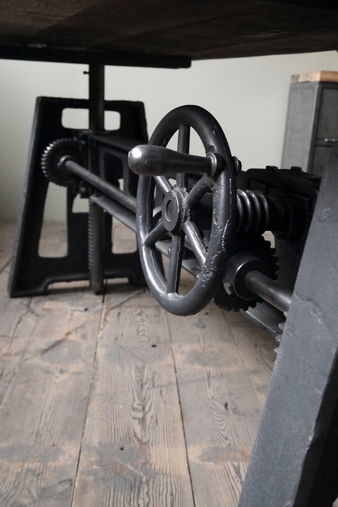 grande table industrielle plateau chene massif pietement fonte systeme monte et baisse – Image 10