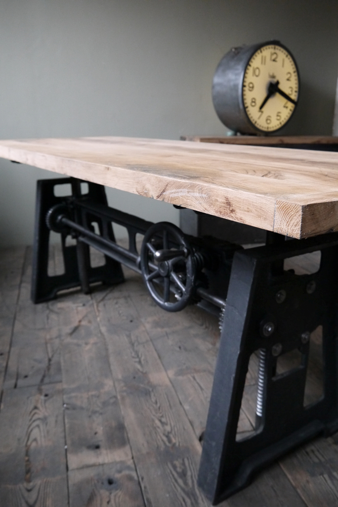 grande table industrielle plateau chene massif pietement fonte systeme monte et baisse – Image 11
