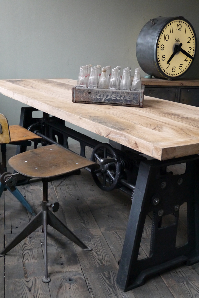 grande table industrielle plateau chene massif pietement fonte systeme monte et baisse – Image 13