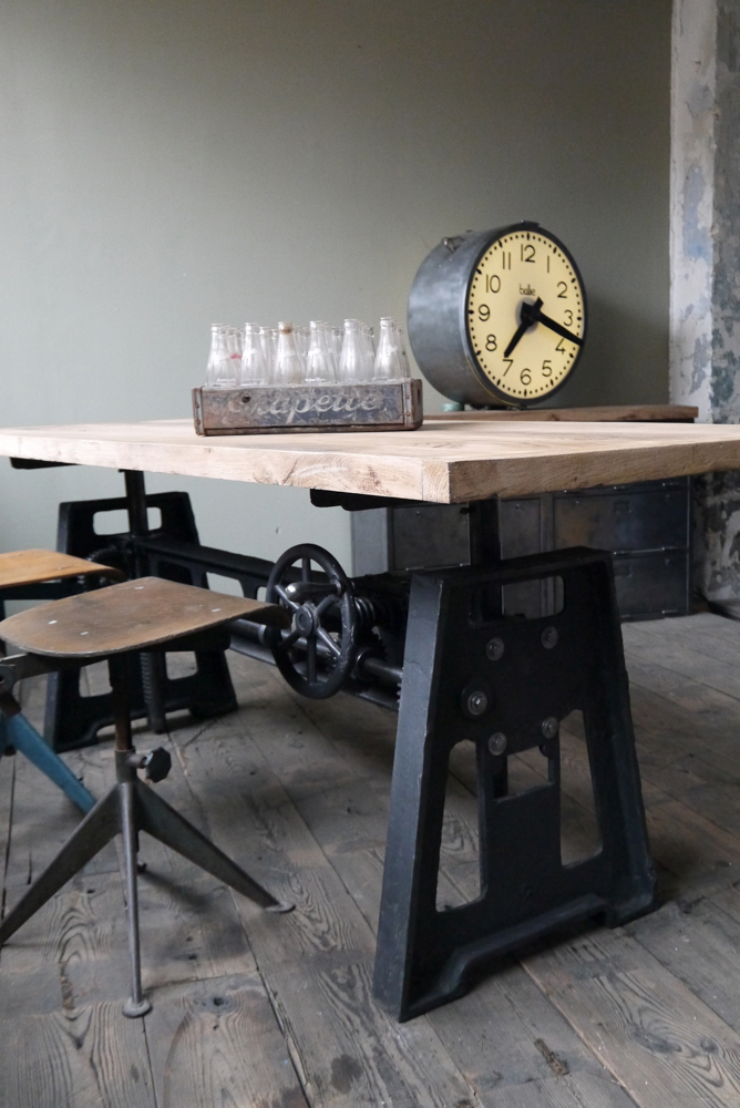 grande table industrielle plateau chene massif pietement fonte systeme monte et baisse – Image 14