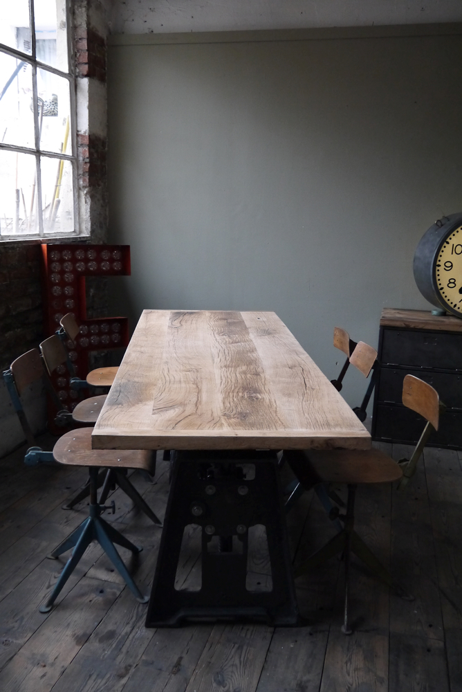 grande table industrielle plateau chene massif pietement fonte systeme monte et baisse – Image 16