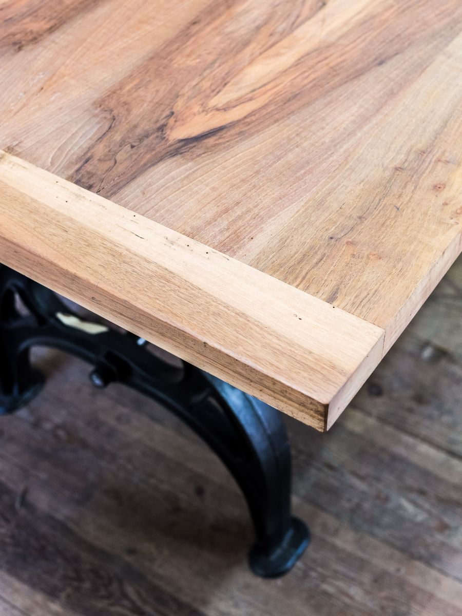 table industrielle plateau chene massif pietement fonte – Image 3