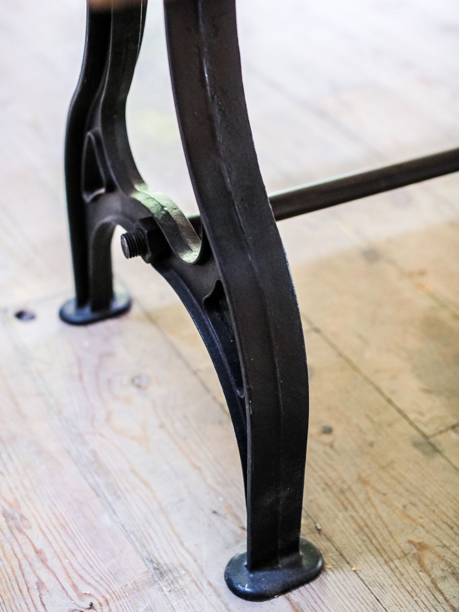 table industrielle plateau chene massif pietement fonte – Image 5