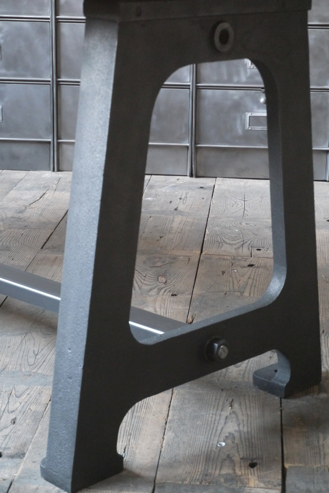 grande table industrielle plateau chene massif pietement fonte – Image 5