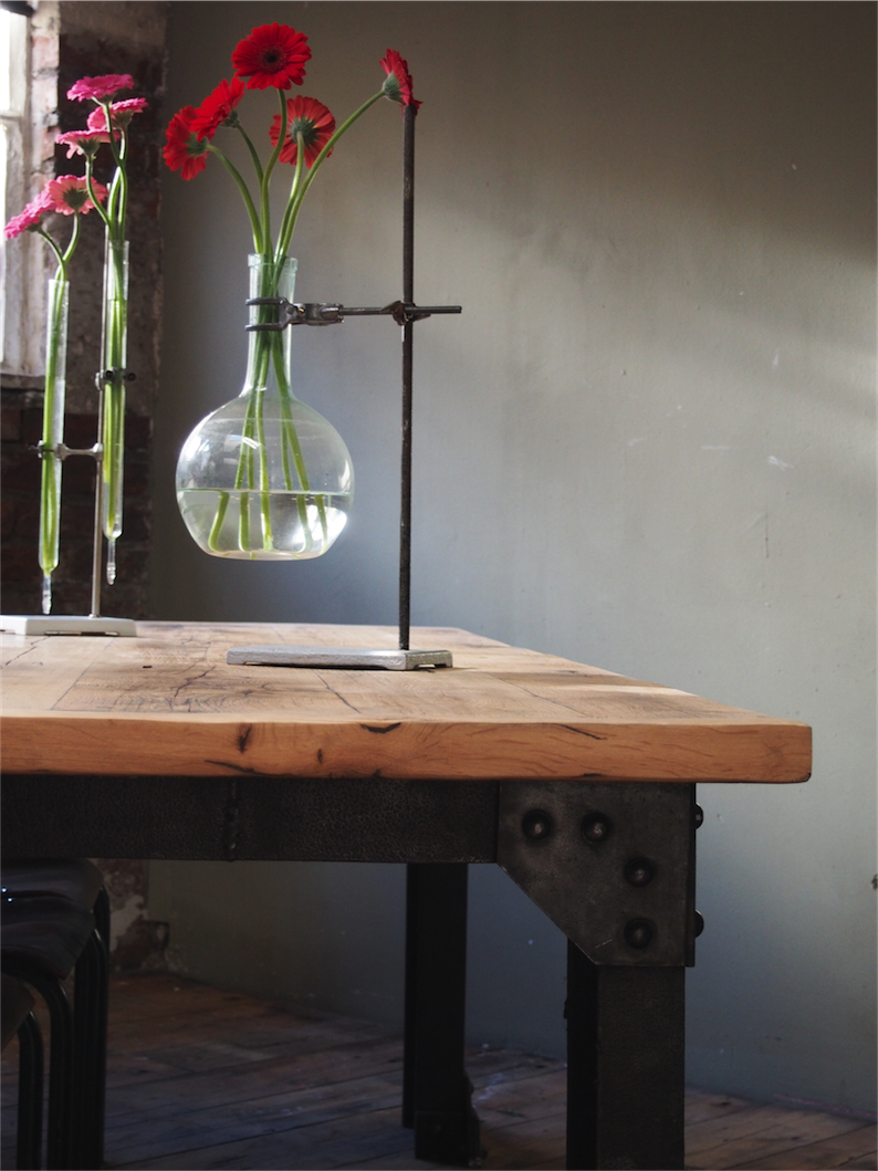 grande table industrielle plateau chene massif pietement metal Eiffel – Image 6