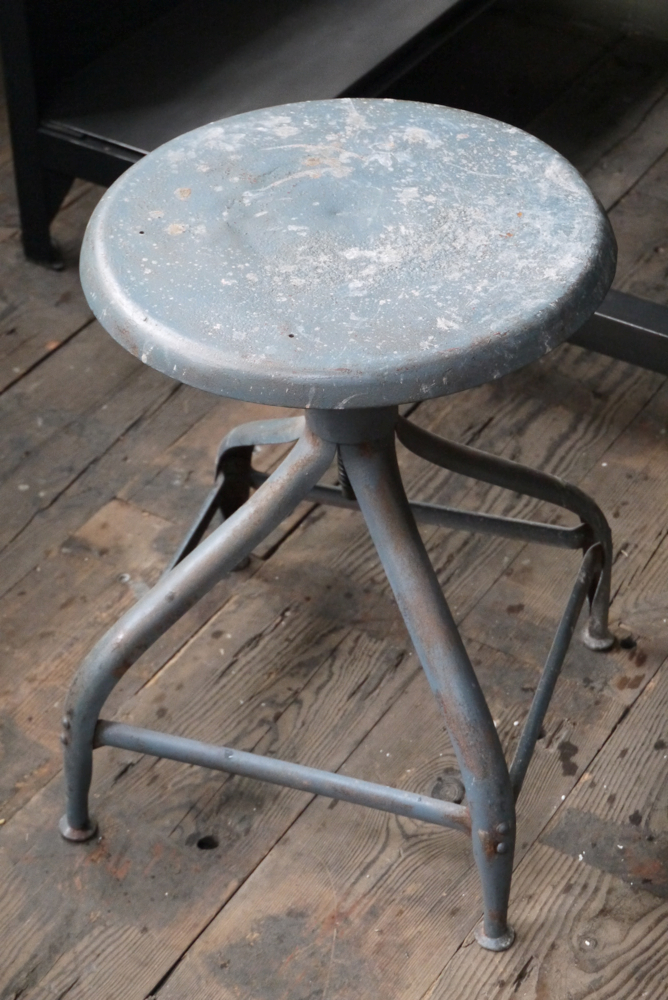 ancien tabouret d atelier industrielle nicolle metal dans sont jus – Image 2