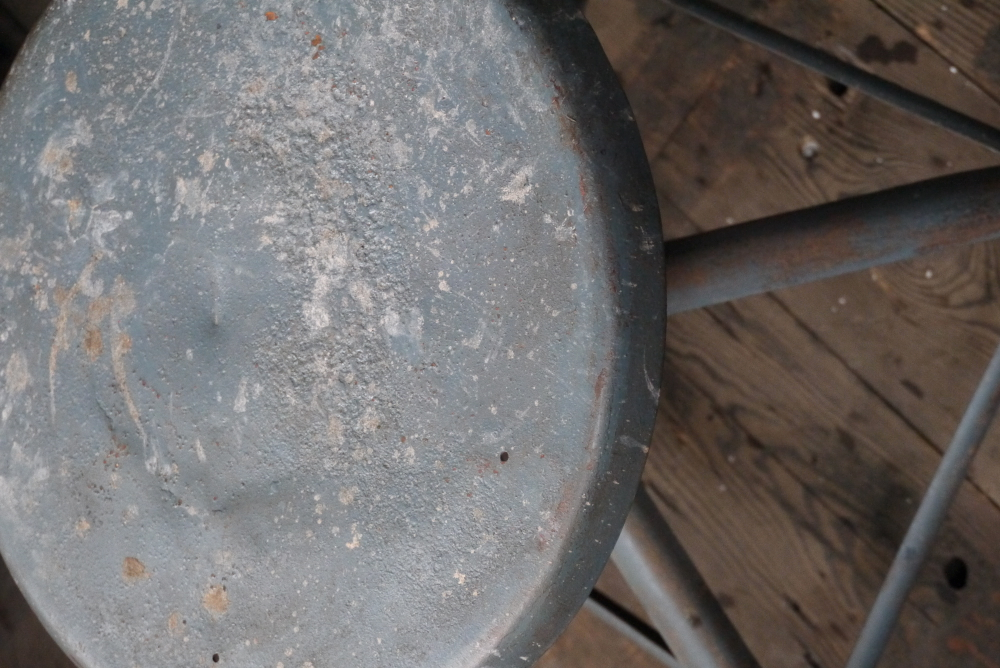 ancien tabouret d atelier industrielle nicolle metal dans sont jus – Image 3