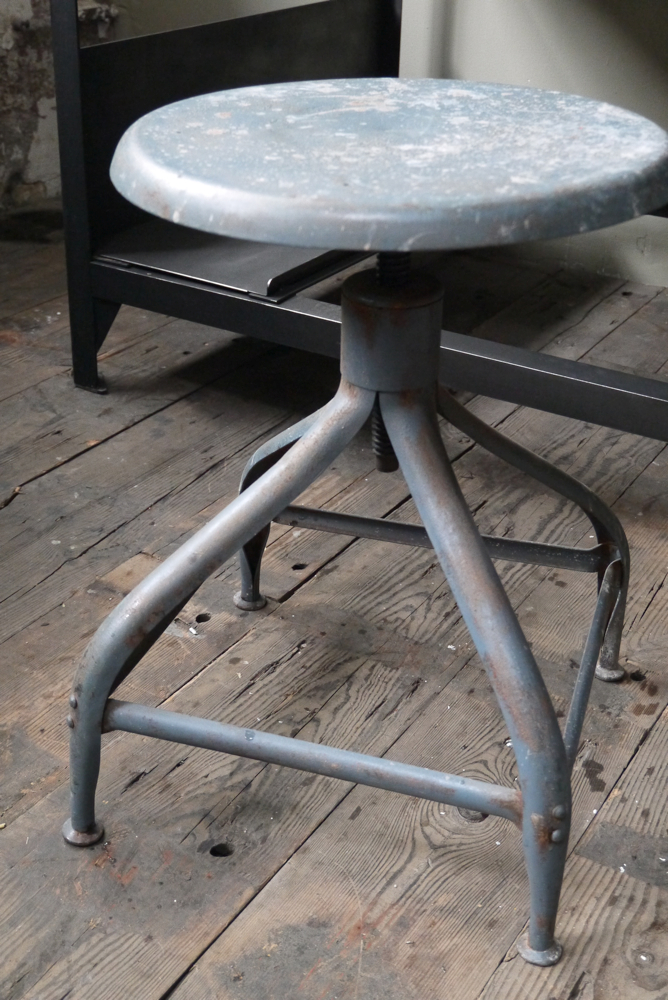 ancien tabouret d atelier industrielle nicolle metal dans sont jus – Image 4