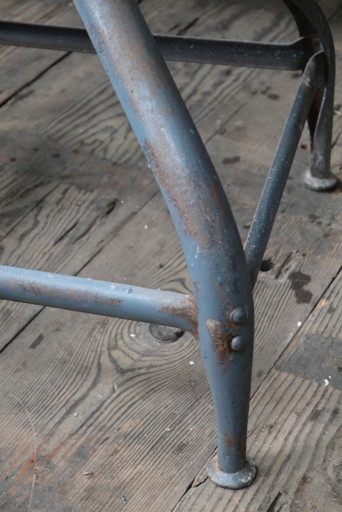 ancien tabouret d atelier industrielle nicolle metal dans sont jus – Image 5