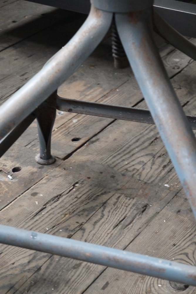 ancien tabouret d atelier industrielle nicolle metal dans sont jus – Image 6