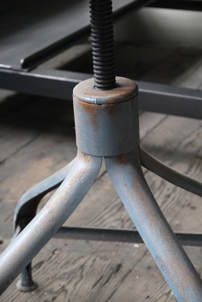 ancien tabouret d atelier industrielle nicolle metal dans sont jus – Image 7