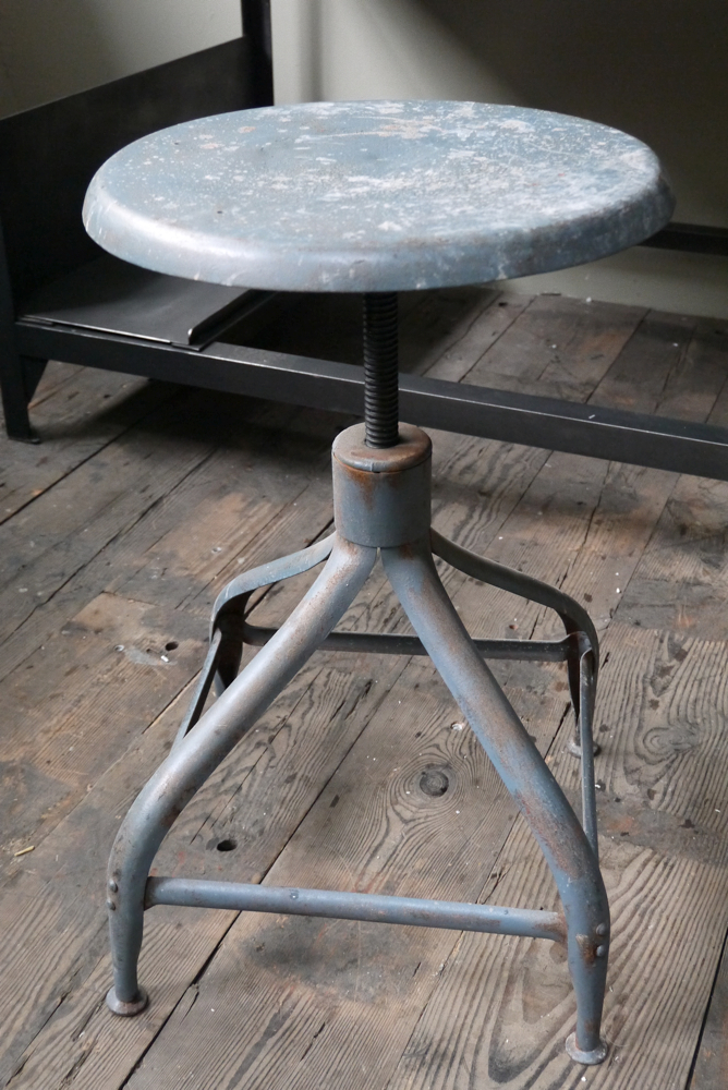 ancien tabouret d atelier industrielle nicolle metal dans sont jus – Image 9