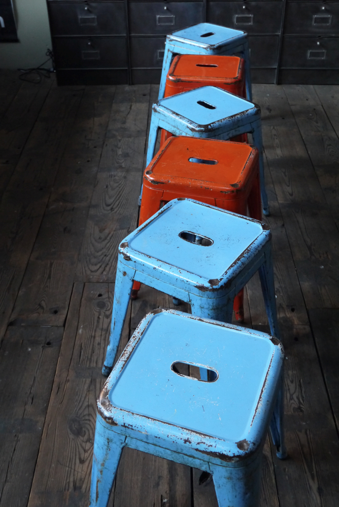 TOLIX ancien tabouret dans son jus orange – Image 9