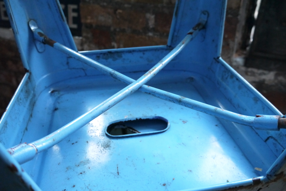 TOLIX ancien tabouret dans son jus bleu – Image 6