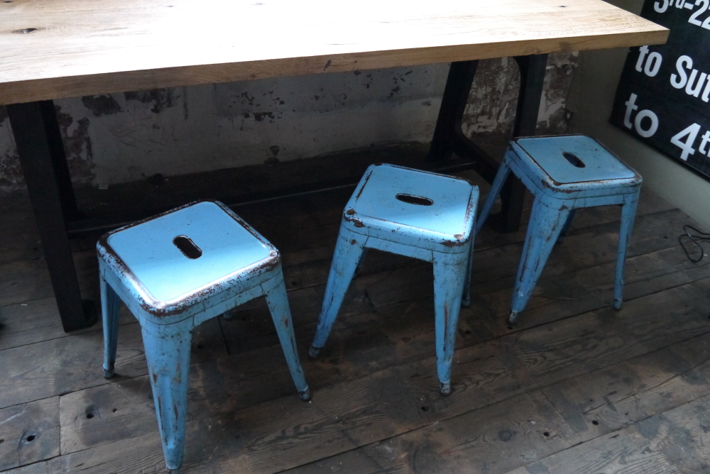 TOLIX ancien tabouret dans son jus bleu – Image 3