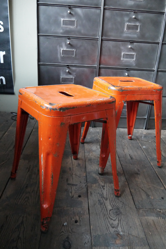 TOLIX ancien tabouret dans son jus orange – Image 2