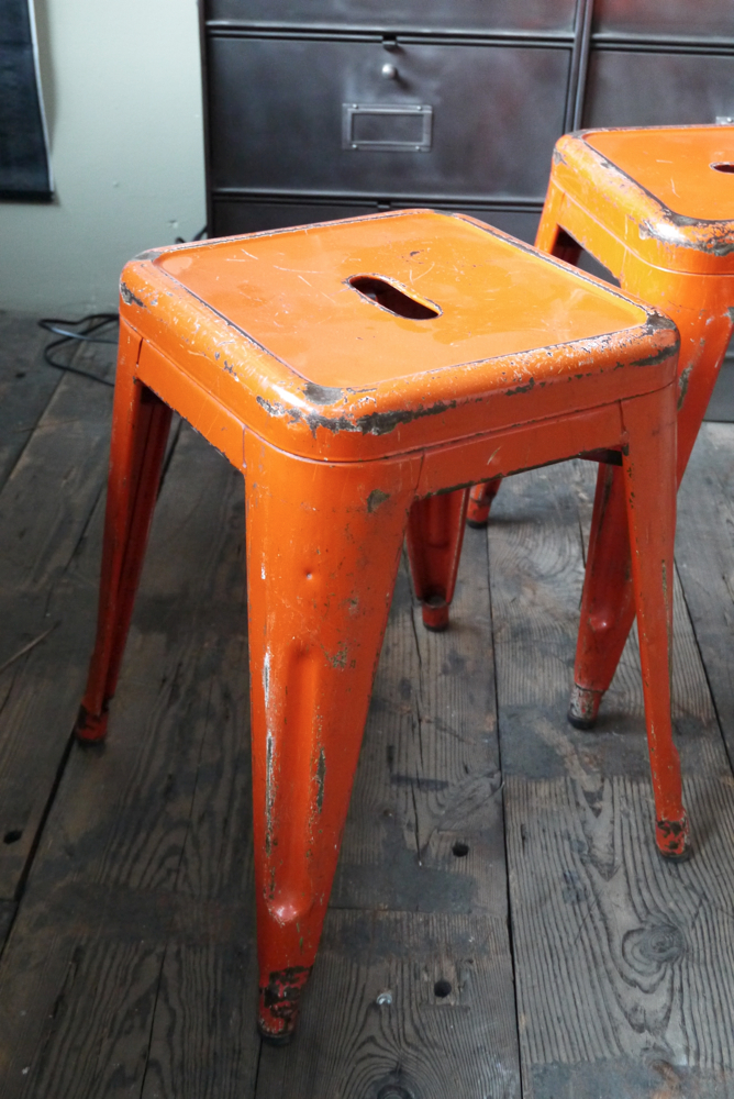 TOLIX ancien tabouret dans son jus orange – Image 3