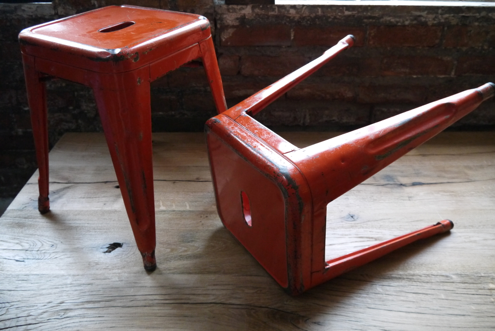 TOLIX ancien tabouret dans son jus orange – Image 4