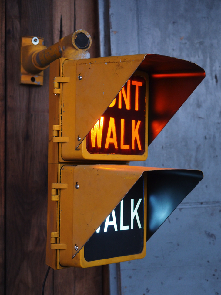 New York feu dont walk americain vintage USA jaune d'origine avec fixations murale – Image 2