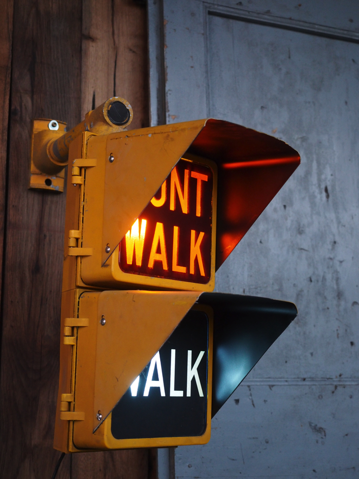 New York feu dont walk americain vintage USA jaune d'origine avec fixations murale – Image 3