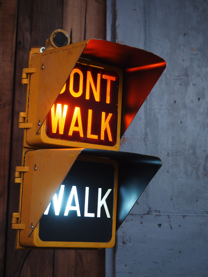 New York feu dont walk americain vintage USA jaune d'origine avec fixations murale – Image 4