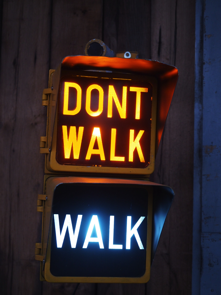 New York feu dont walk americain vintage USA jaune d'origine avec fixations murale – Image 5