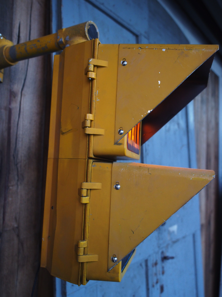 New York feu dont walk americain vintage USA jaune d'origine avec fixations murale – Image 8