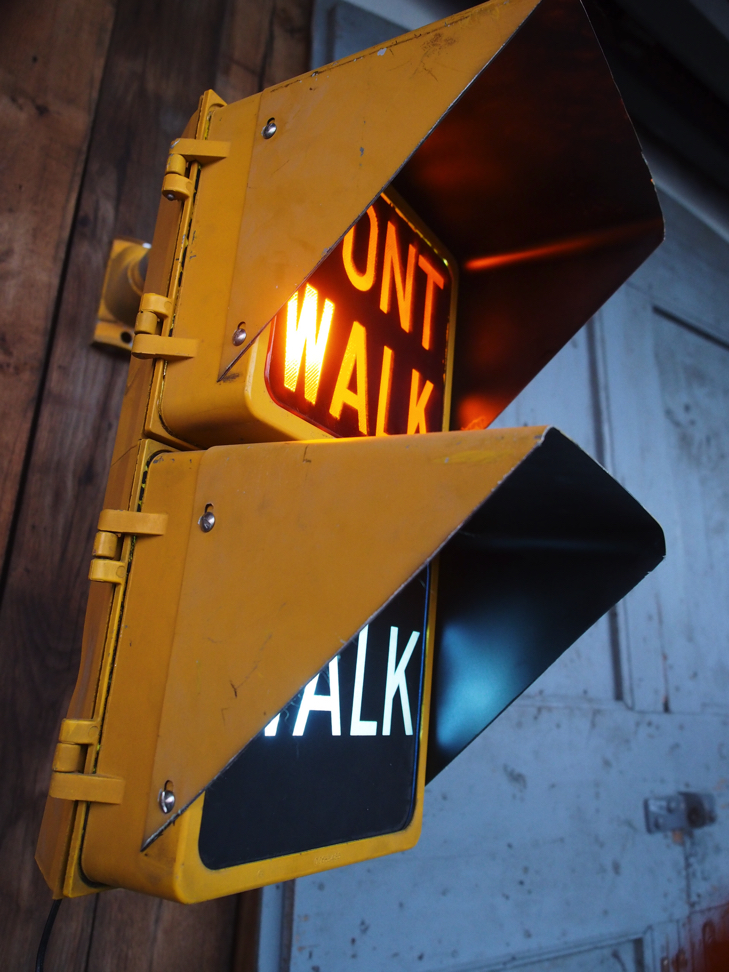 New York feu dont walk americain vintage USA jaune d'origine avec fixations murale – Image 15