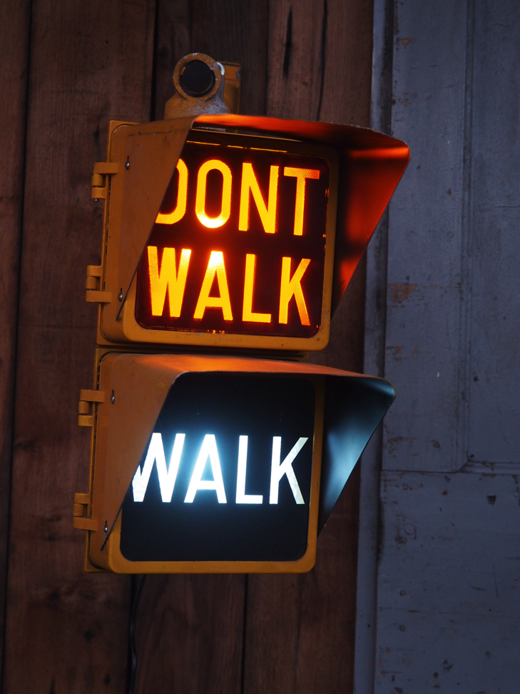 New York feu dont walk americain vintage USA jaune d'origine avec fixations murale – Image 16