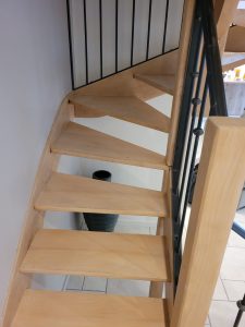 Rénovation d'escalier, ponçage vitrification mat effet bois brut