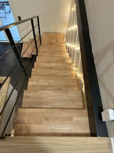 Rénovation d'escalier avec un ponçage vitrification des marches en bois