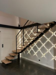 Rénovation d'escalier avec un ponçage vitrification des marches en bois