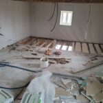 Rénovation d’une grange, pose clouée de Parquet Massif