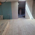 Rénovation d’une grange, pose clouée de Parquet Massif