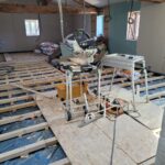 Rénovation d'une grange, pose clouée de Parquet Massif