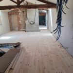 Rénovation d'une grange, pose clouée de Parquet Massif