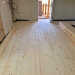 Rénovation d'une grange, pose clouée de Parquet Massif