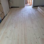 Rénovation d'une grange, pose clouée de Parquet Massif