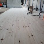 Rénovation d'une grange, pose clouée de Parquet Massif